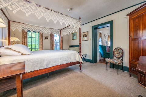 Wayside Inn (Room #14) Rhodes Suite