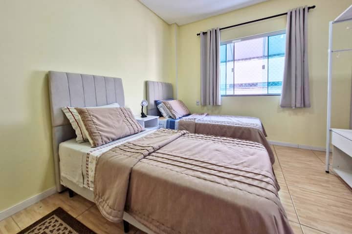 Izba s 2 samostatnými lôžkami a šatníkom (v izbe je možné použiť rozdelenú klimatizáciu izby)