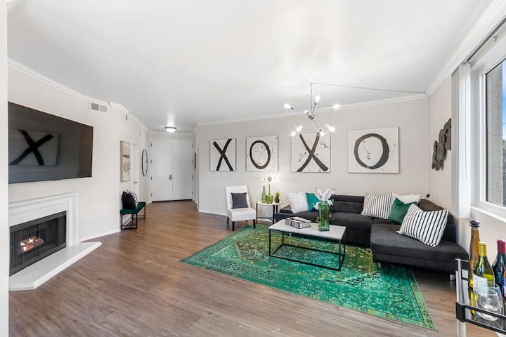 Beverly Hills Oasis 2 BR Apt, Parking, Pool Access