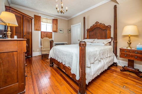 Wayside Inn (Room # 19) Massanutten Guest Room