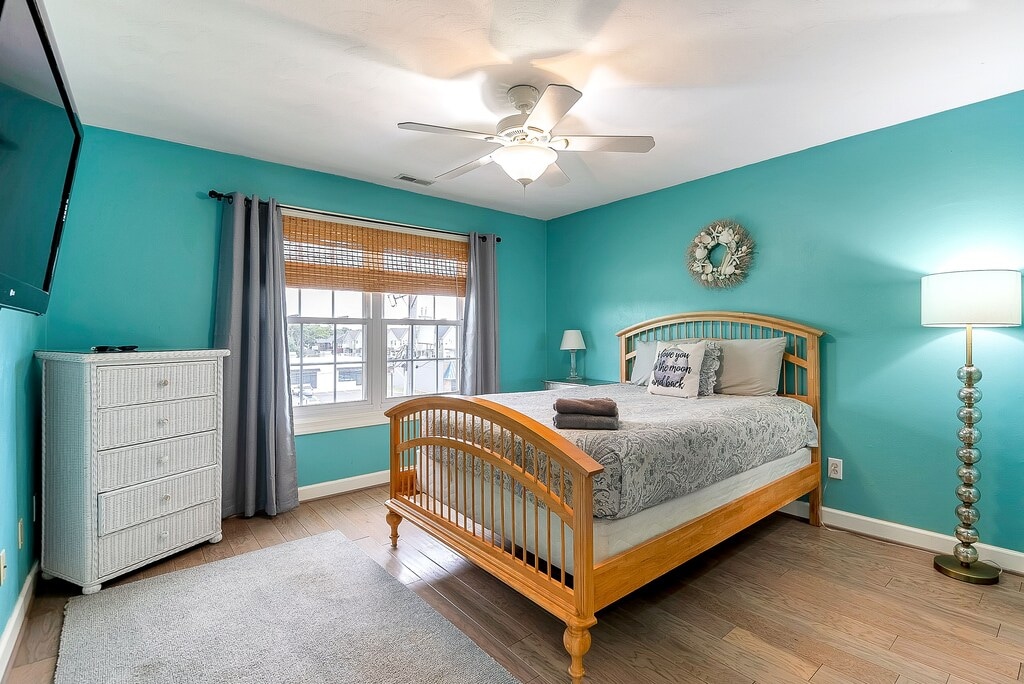 เตียงควีนไซส์และสมาร์ททีวีพร้อมสำหรับแอพสตรีมมิ่งที่คุณชื่นชอบ 