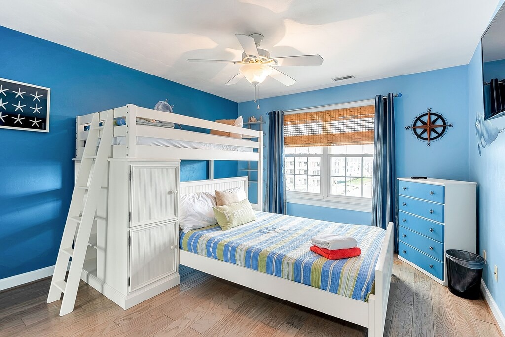 ห้องนอนชั้น 3 พร้อมเตียงแฝดเหนือเตียงสองชั้นเต็มรูปแบบเหมาะสำหรับเด็กๆ! 