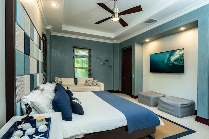 Просторна втора спалня за гости със самостоятелна баня