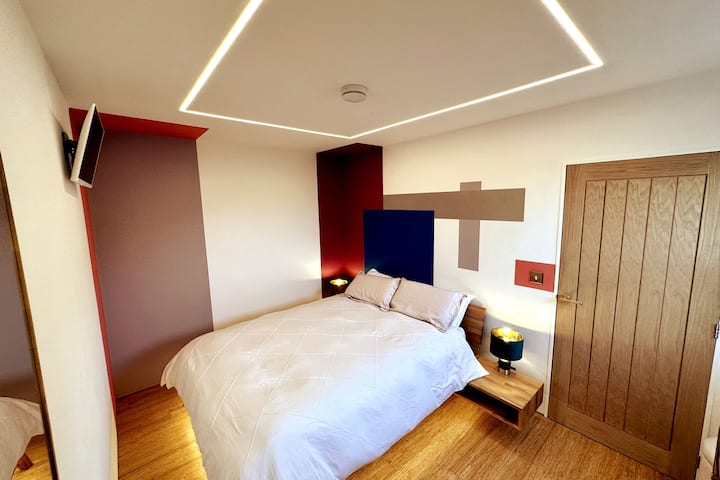 Unwind in style with a luxurious king-size bed with Egyptian cotton linen — a peaceful retreat after a day of exploring Yorkshire.