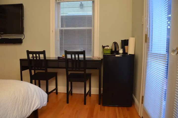 Private Garden Room In Beautiful Victorian Home! - San Francisco, CA