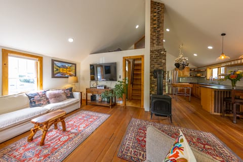 Top Airbnb: The Crested Butte Poppy Palace in Crested Butte