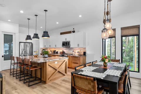 Spacious Family Friendly Home w/ Views of Flathead