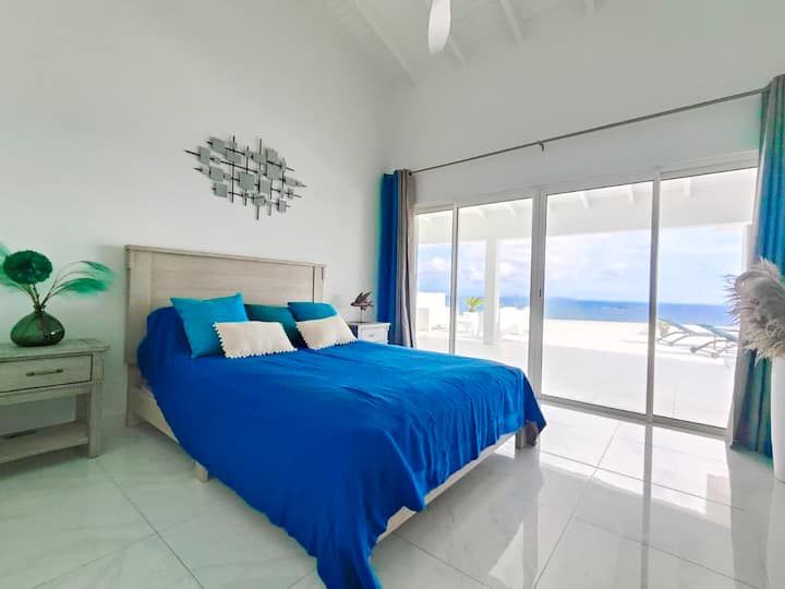 Спалня 3 разполага с дрешник, самостоятелна баня и великолепен изглед към океана