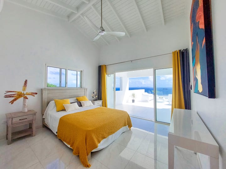 Спалня 2 разполага с дрешник, самостоятелна баня и великолепен изглед към океана