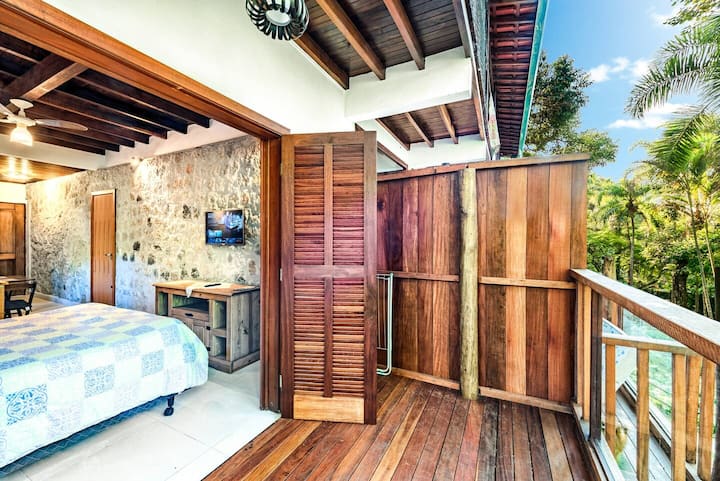 منظر من الشرفة إلى المسكن السفلي.
