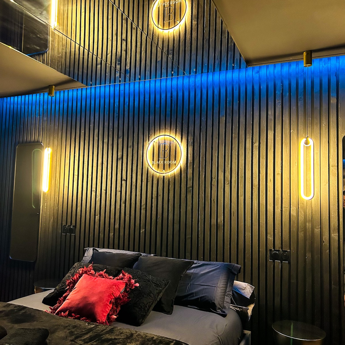 VELIKI BRAČNI KREVET i GOLEMO OGLEDALO na stropu.