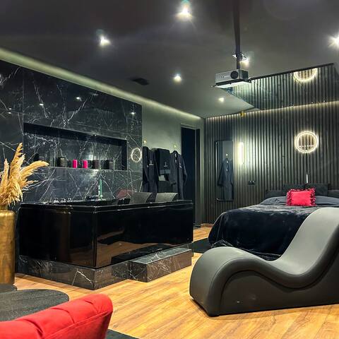 BLACK ROOM – Luxury Suite 50 Shades of Grey