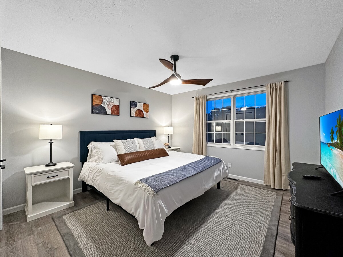 Bedroom 1 - King Bed