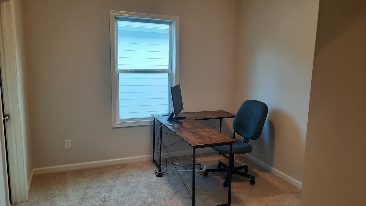 Kantoor # 2, die toegang heeft tot badkamer #2 - Kan er een slaapkamer van maken met behulp van een luchtbed. 