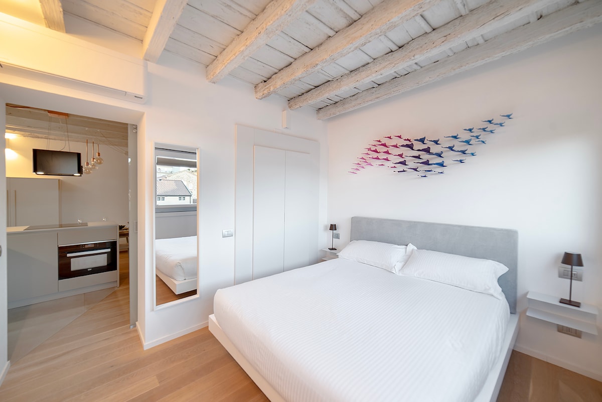 Спална соба со висечки кревет