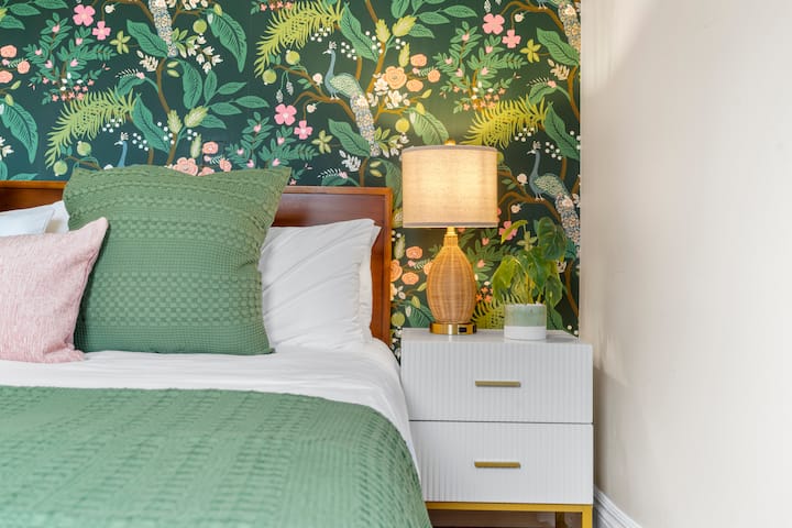 בחדר השינה הקדמי אפשר למצוא גם שידה וגם ארון לאחסון.