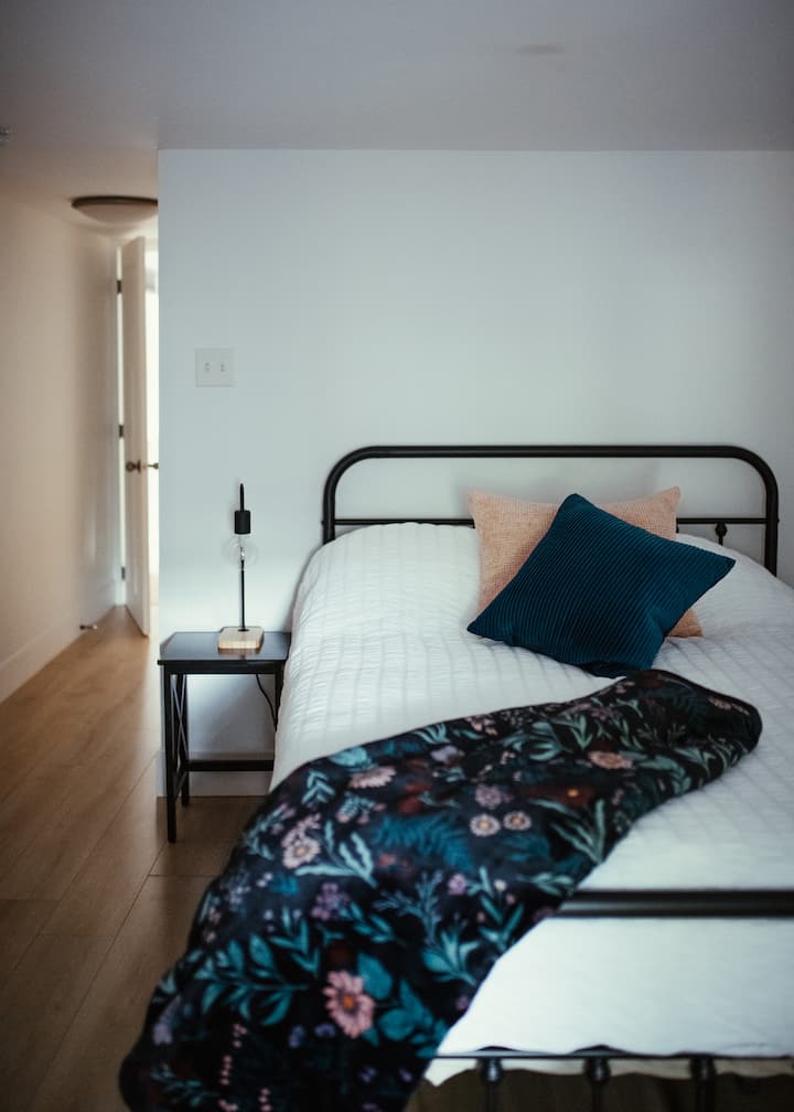 Nuestro cómodo dormitorio con una cama doble, un edredón y mucho espacio en el armario.