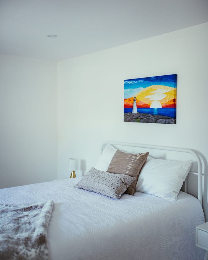 Nuestro cómodo dormitorio principal con cama Queen, luz natural y vestidor.