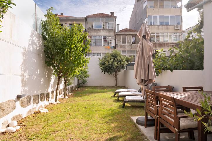 Elegant Escapes w/ hot tub, garden & garage gallery image 3