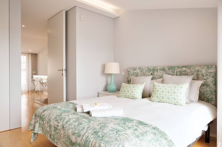 Elegant Escapes w/ hot tub, garden & garage gallery image 4