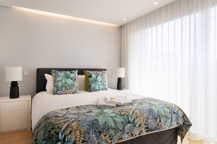 Elegant Escapes w/ hot tub, garden & garage gallery image 5