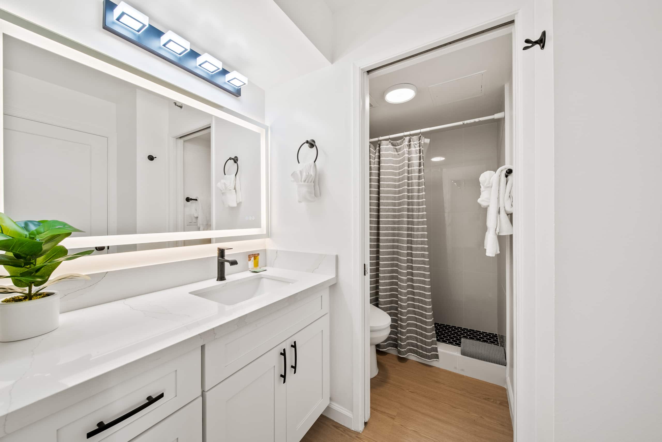 Exquisite 1bdrm @ The Waikiki Banyan w/parking - Image 13