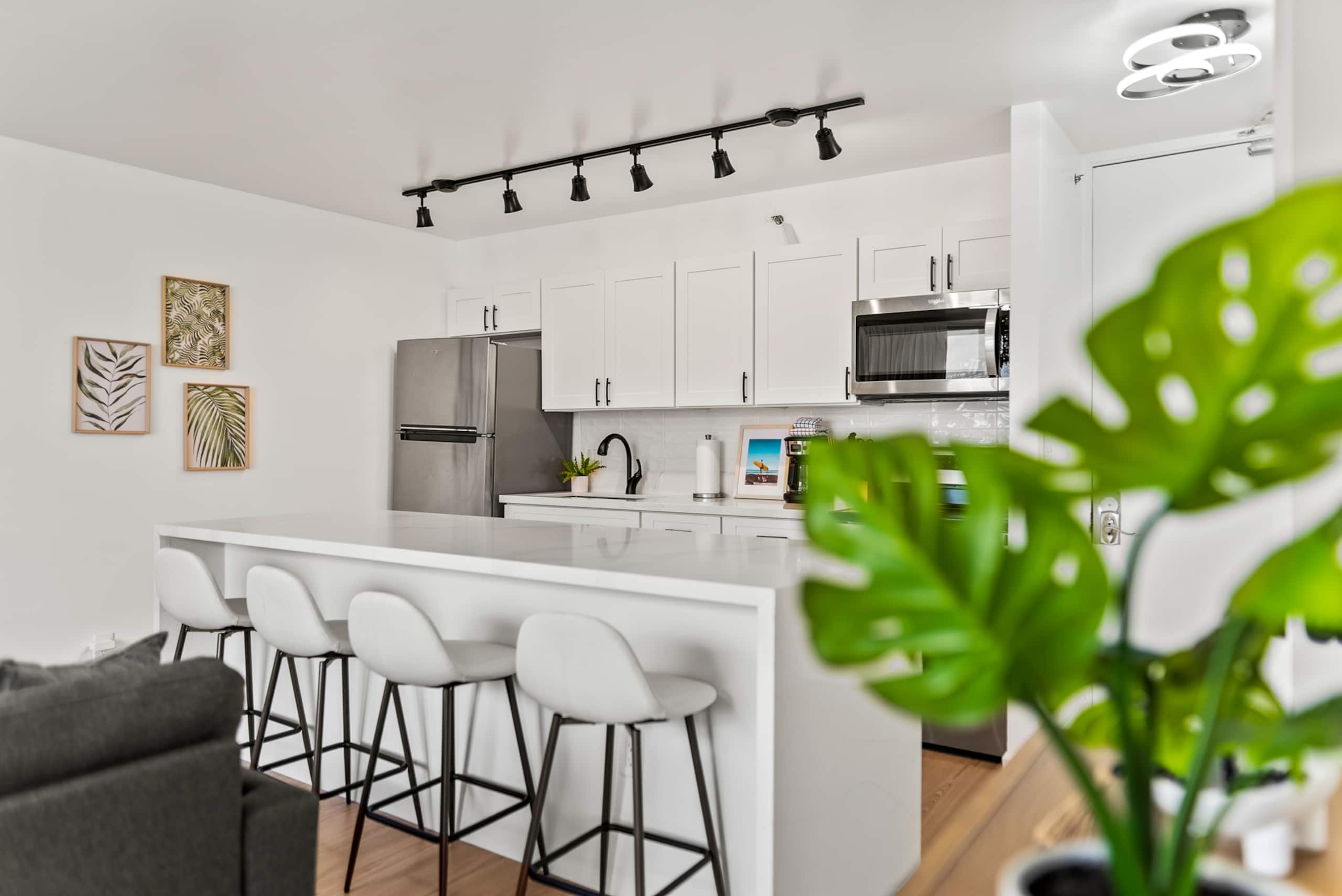 Exquisite 1bdrm @ The Waikiki Banyan w/parking - Image 9