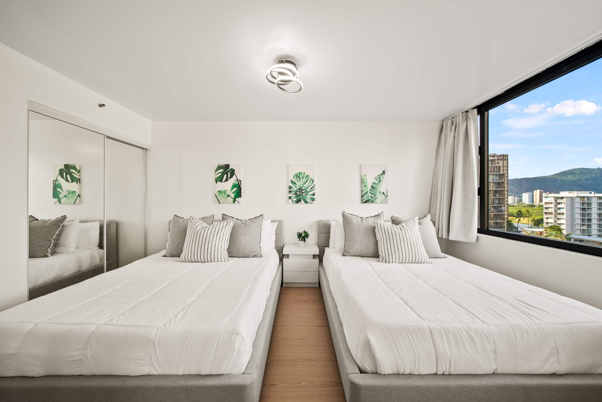 Exquisite 1bdrm @ The Waikiki Banyan w/parking - Image 11