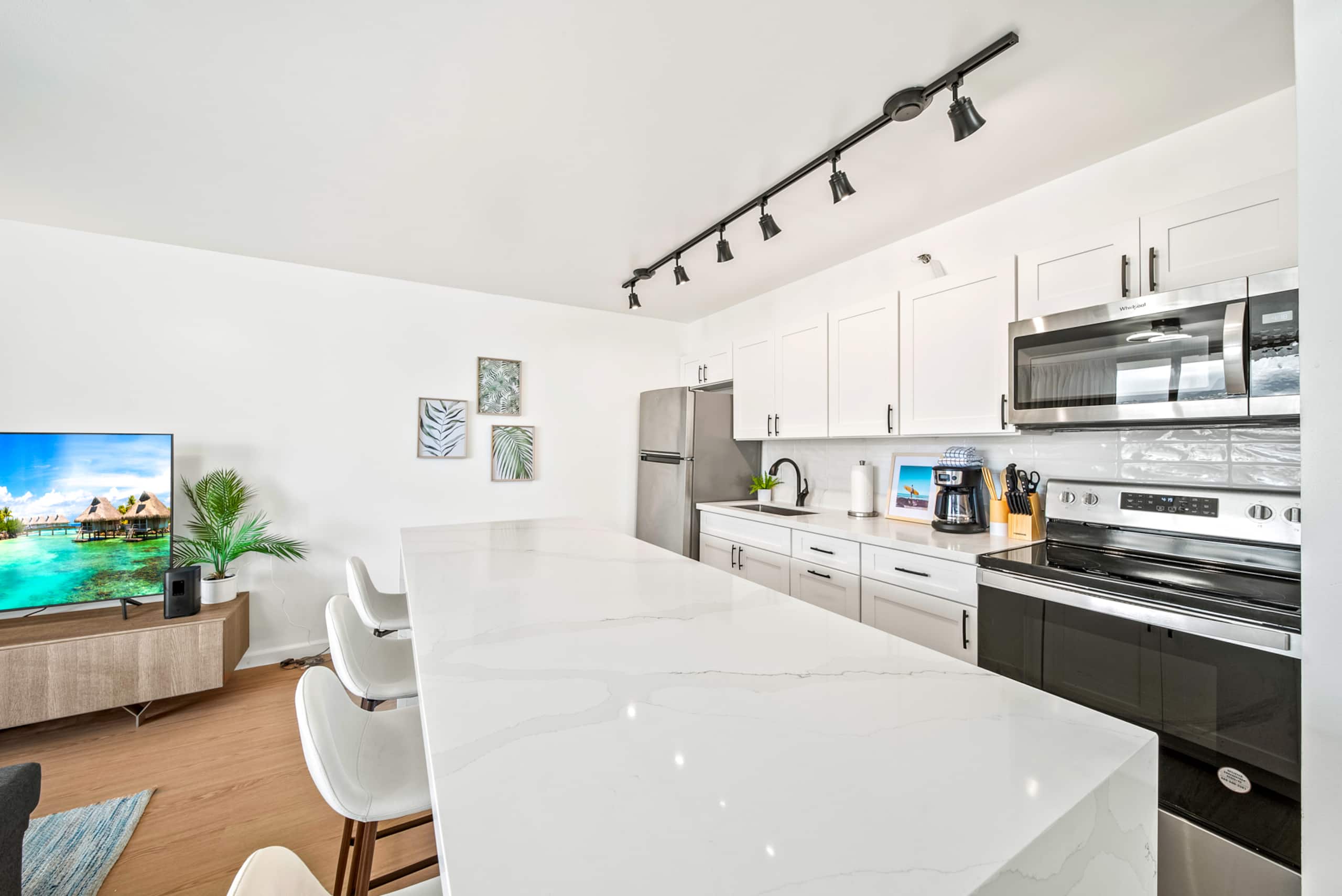 Exquisite 1bdrm @ The Waikiki Banyan w/parking - Image 3