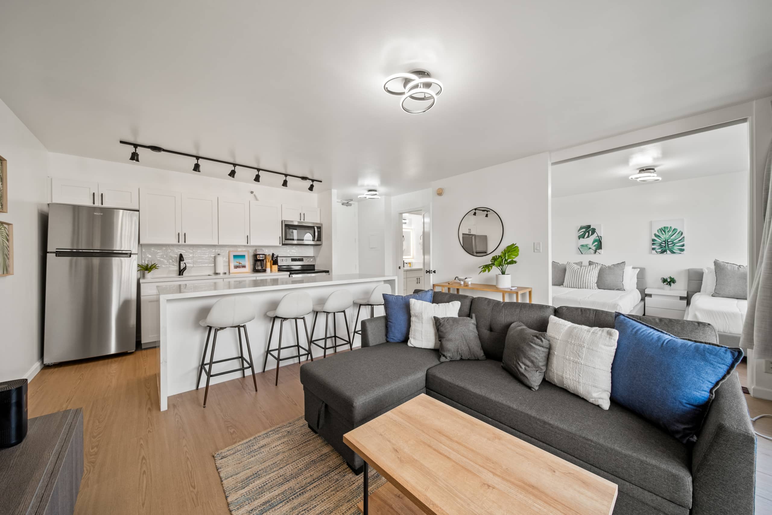 Exquisite 1bdrm @ The Waikiki Banyan w/parking - Image 8