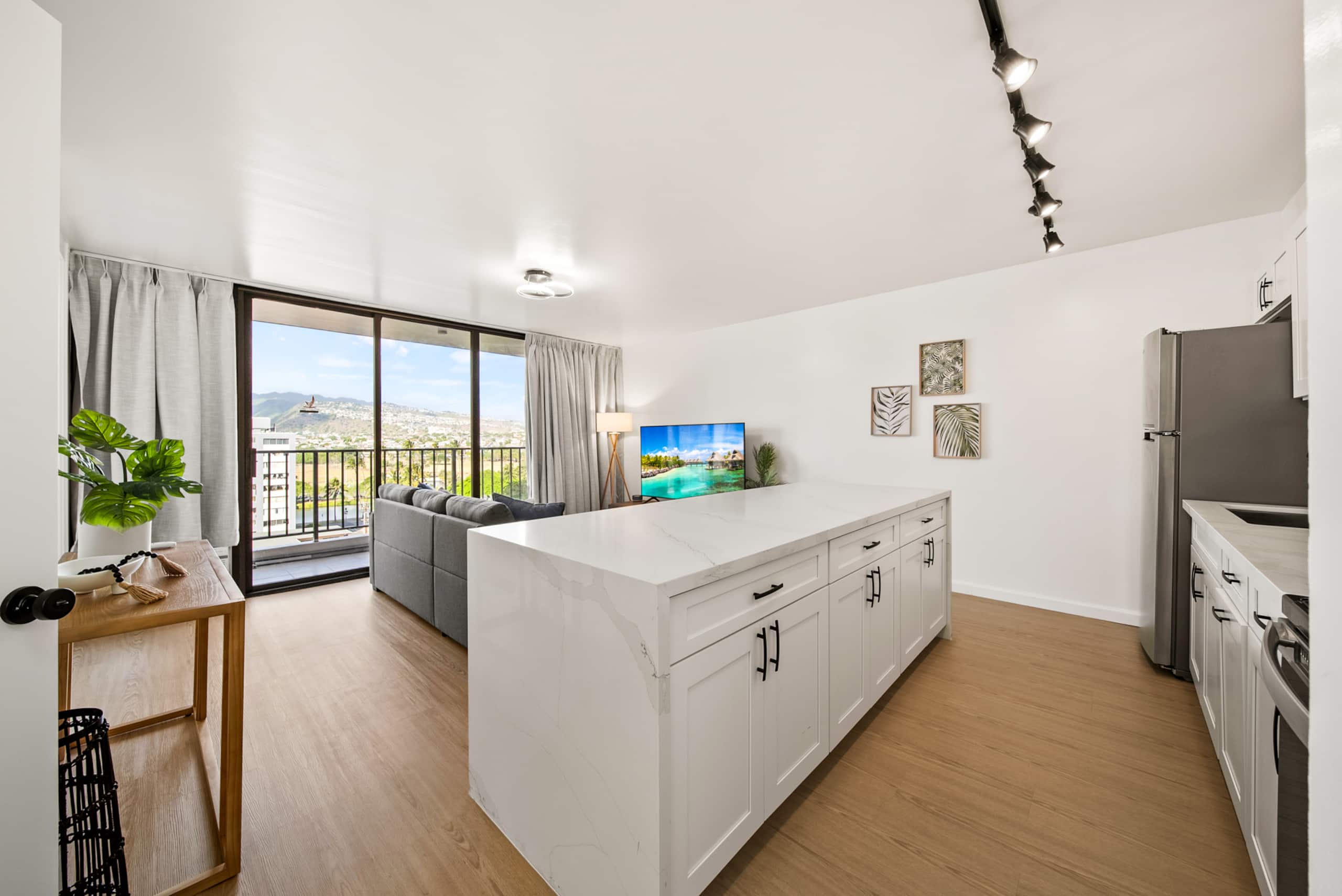 Exquisite 1bdrm @ The Waikiki Banyan w/parking - Image 2