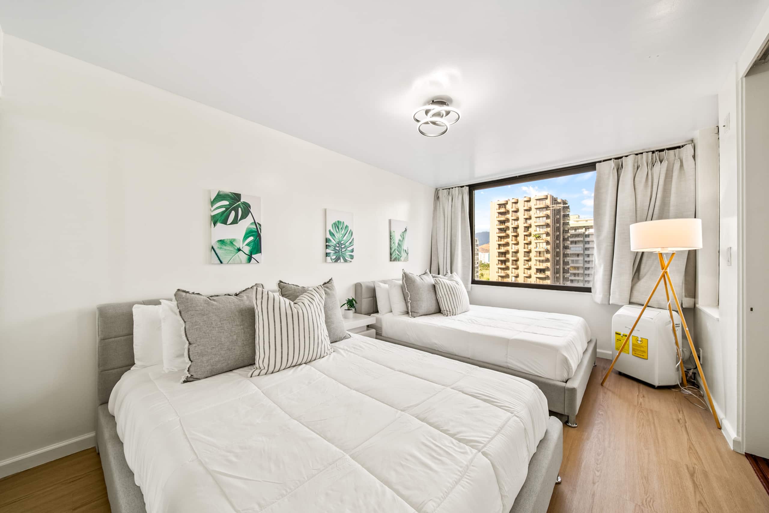 Exquisite 1bdrm @ The Waikiki Banyan w/parking - Image 10