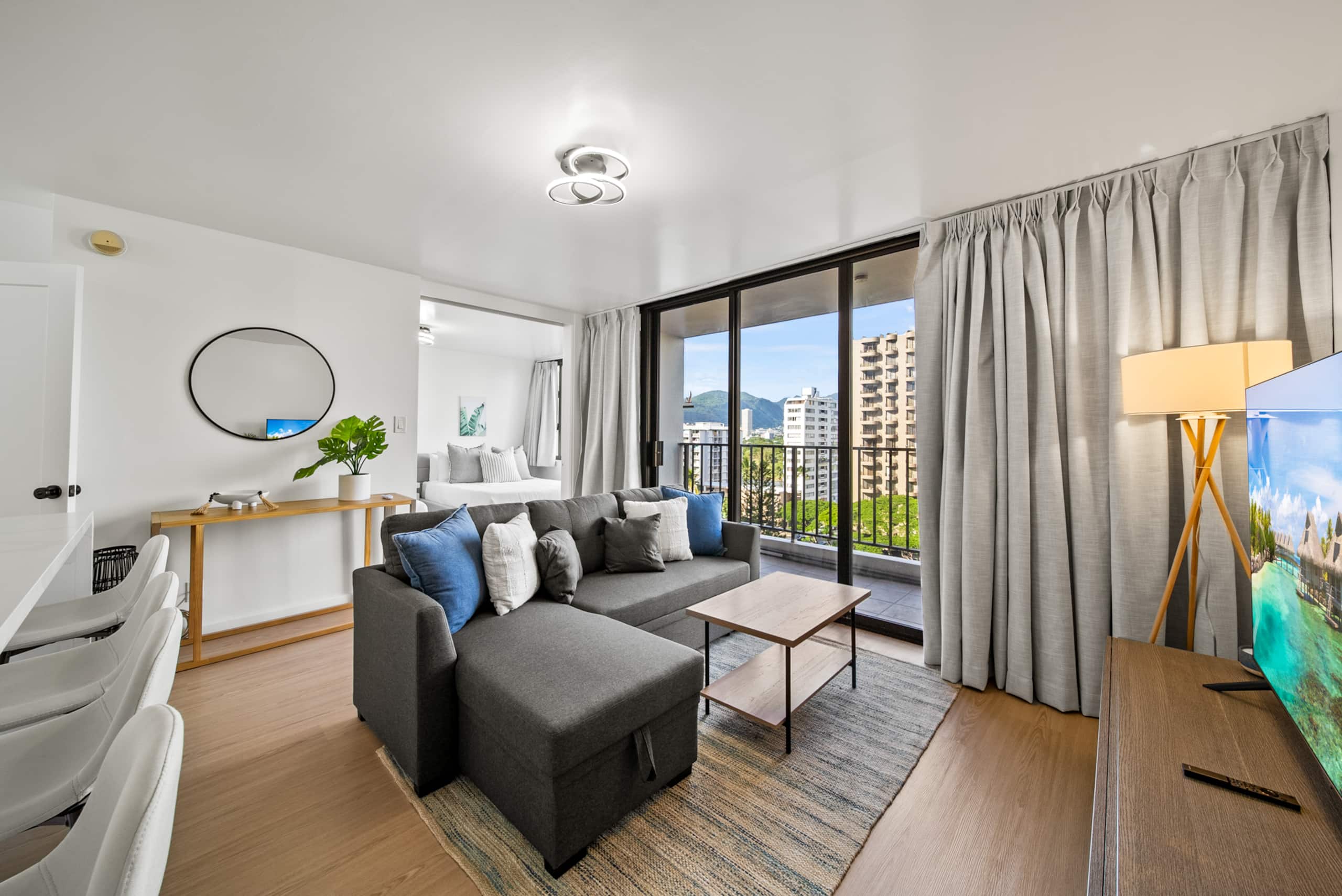 Exquisite 1bdrm @ The Waikiki Banyan w/parking - Image 7