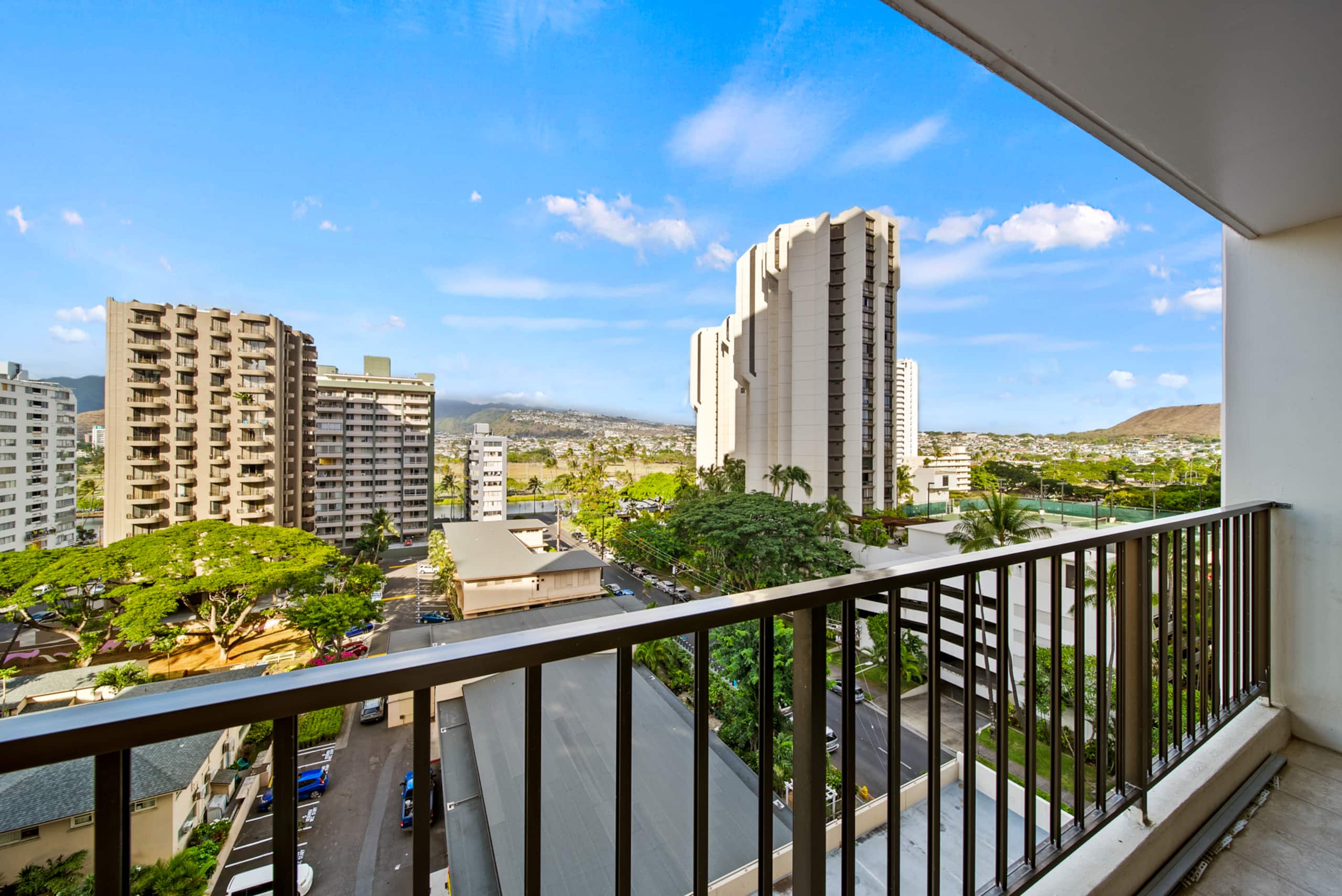 Exquisite 1bdrm @ The Waikiki Banyan w/parking - Image 14