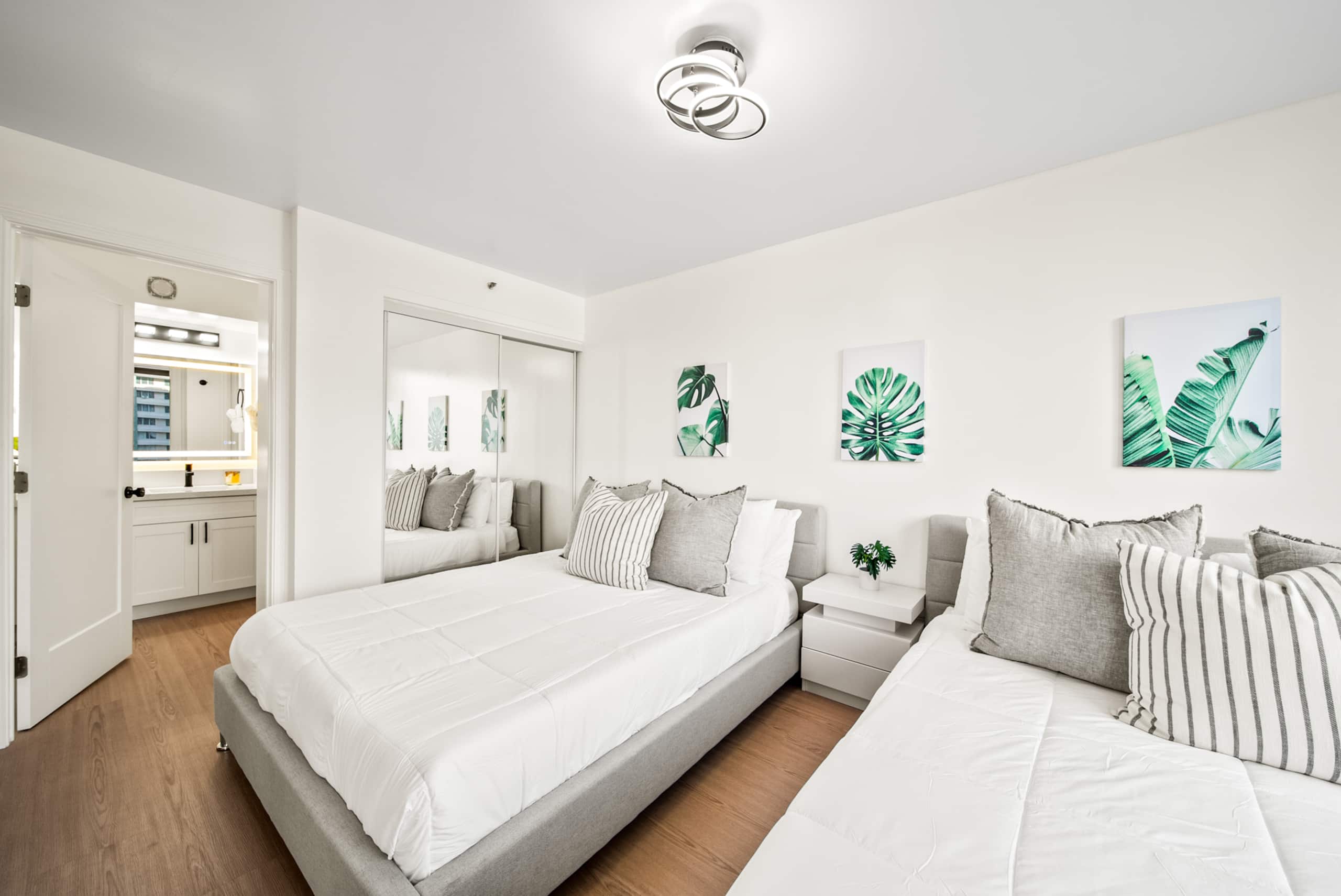 Exquisite 1bdrm @ The Waikiki Banyan w/parking - Image 12