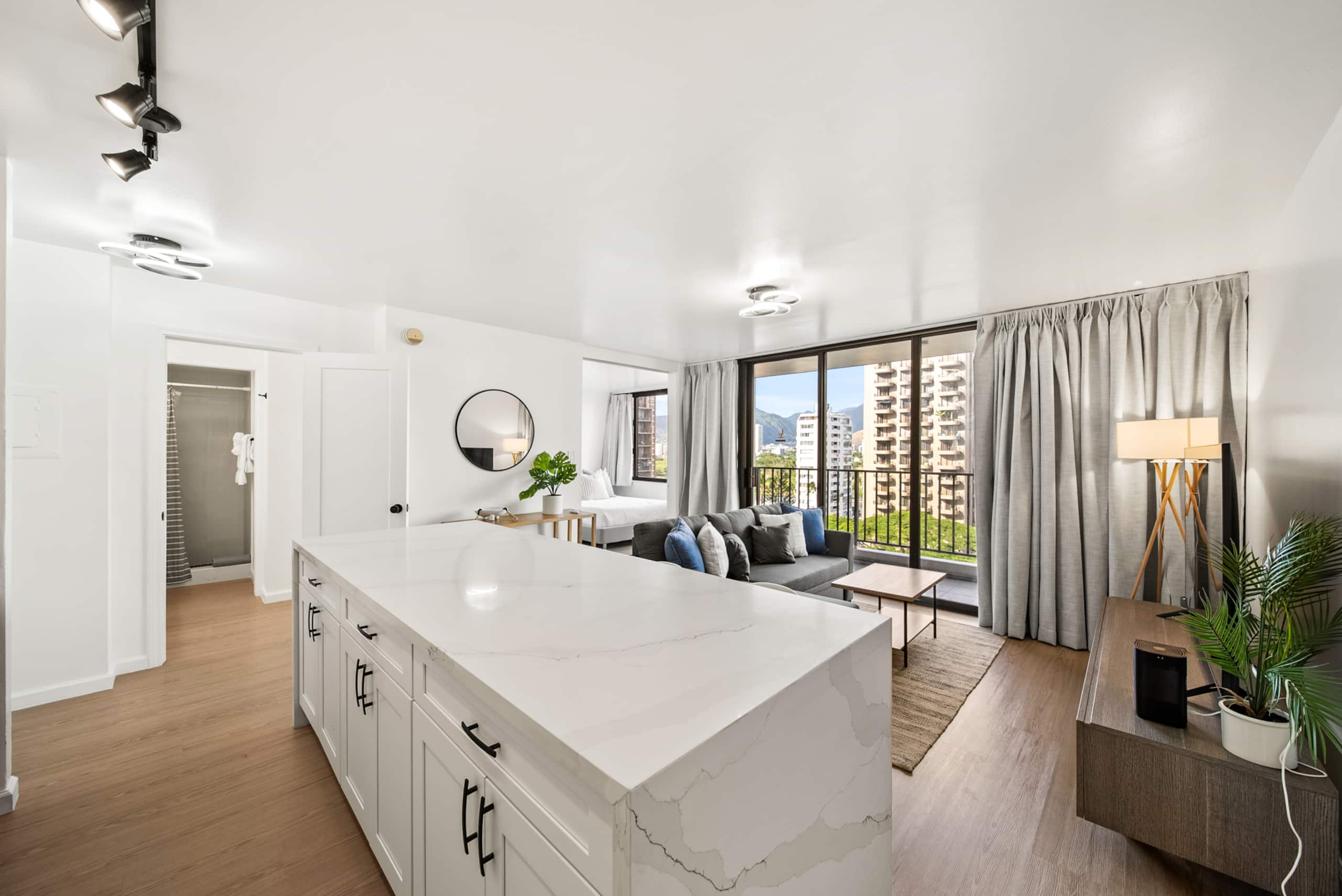 Exquisite 1bdrm @ The Waikiki Banyan w/parking - Image 5