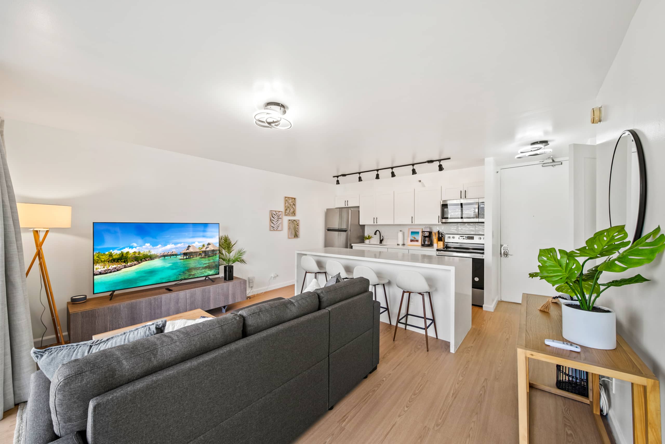 Exquisite 1bdrm @ The Waikiki Banyan w/parking - Image 4