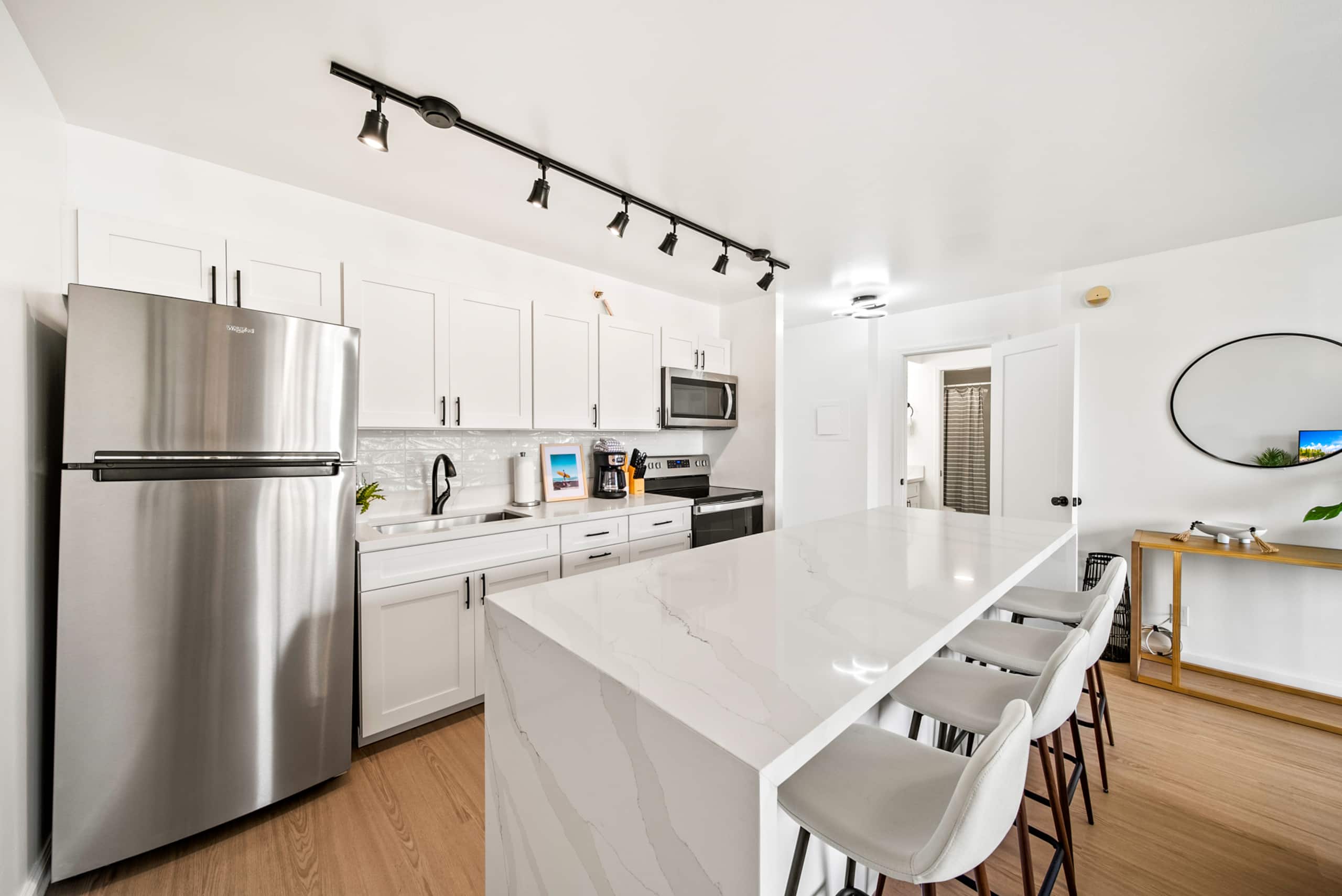 Exquisite 1bdrm @ The Waikiki Banyan w/parking - Image 6