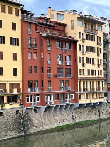 Apartment overlooking Ponte Vecchio gallery image 5