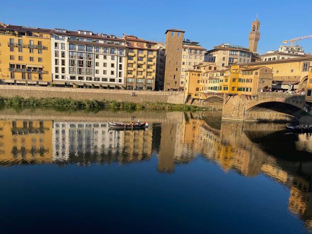Apartment overlooking Ponte Vecchio gallery image 2