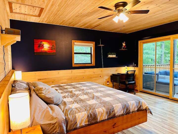 Влезете во оваа спална соба, каде што сѐ што ви треба е при рака.