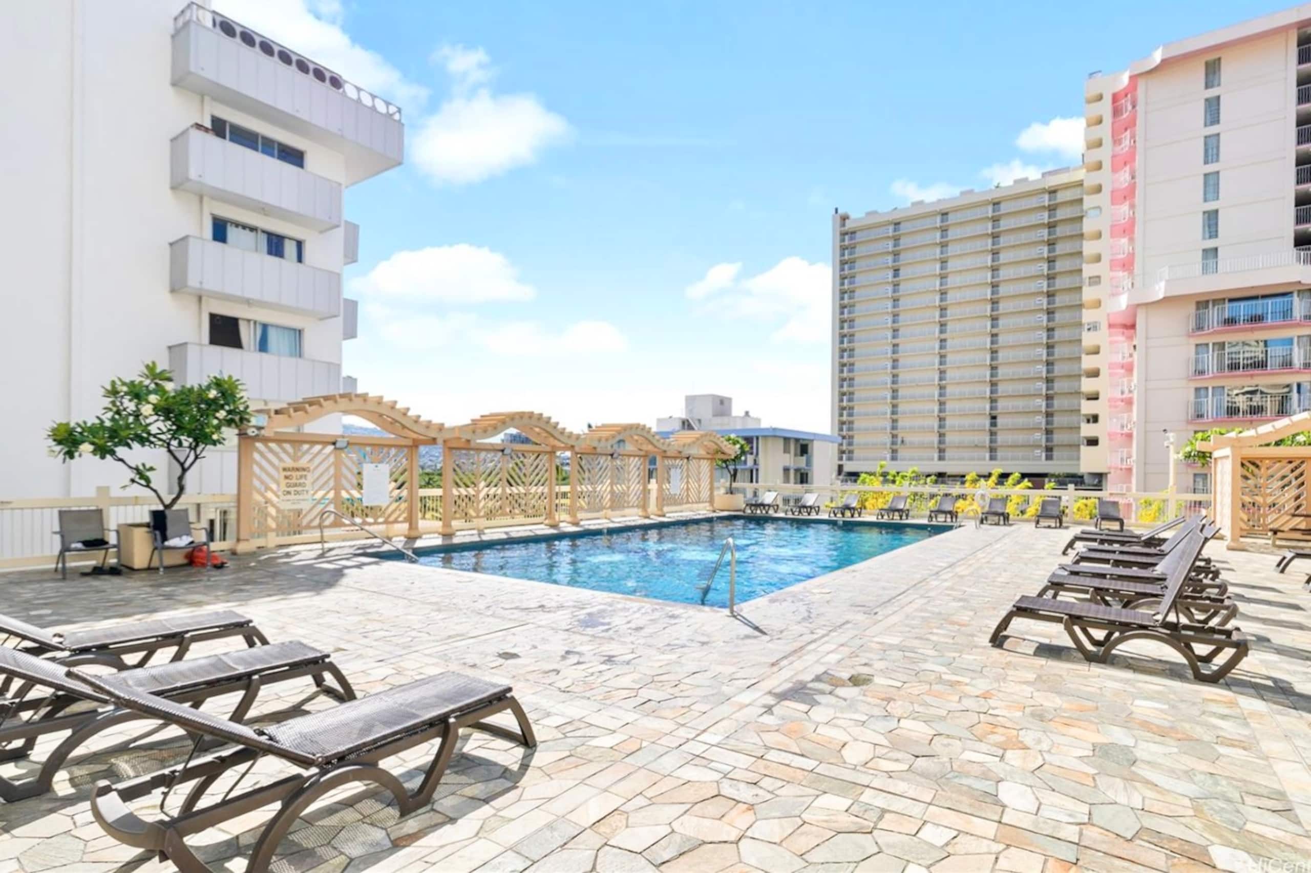 Modern Boutique-Central Waikiki Studio-Pool View - Image 47