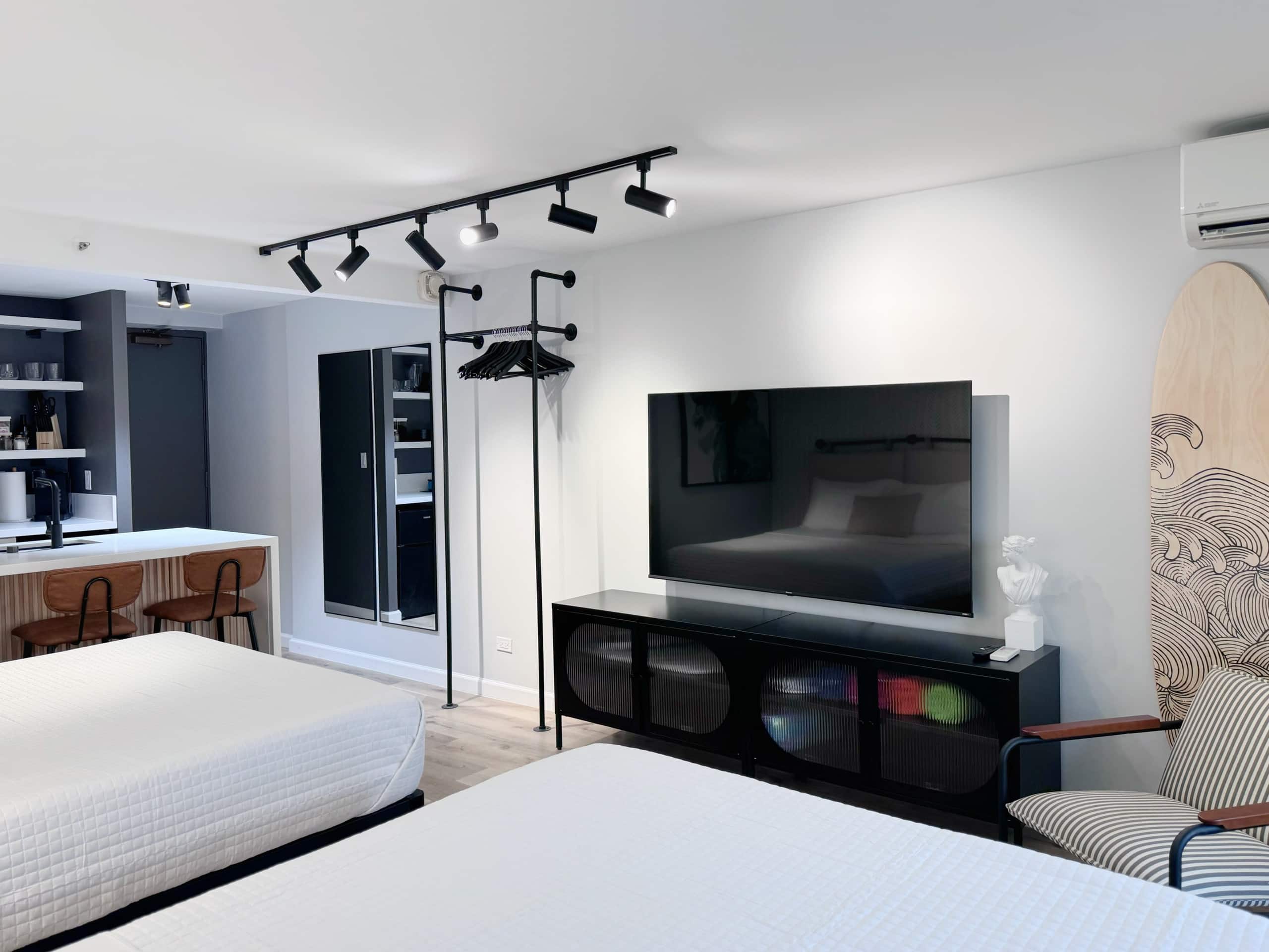 Modern Boutique-Central Waikiki Studio-Pool View - Image 10