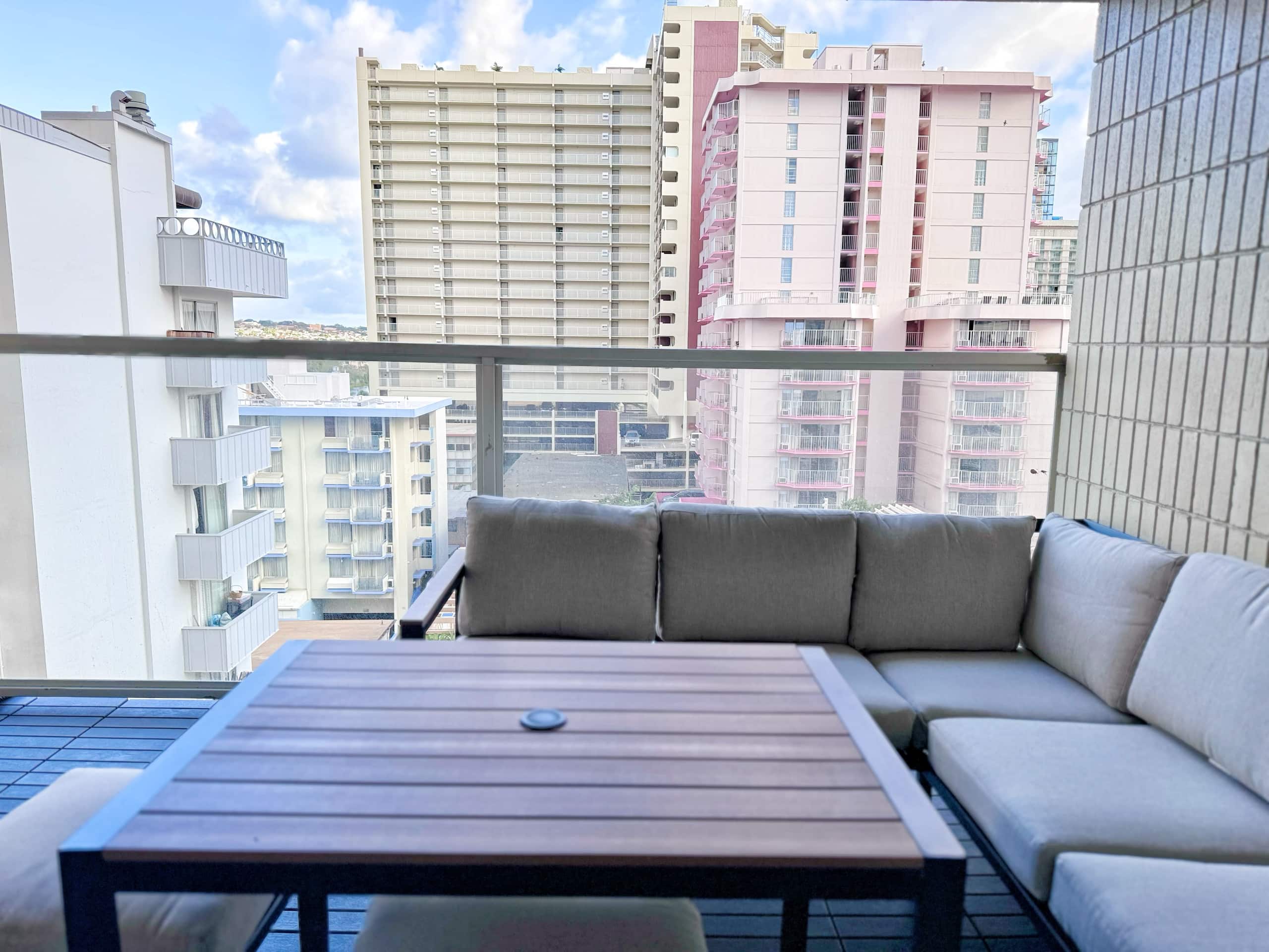 Modern Boutique-Central Waikiki Studio-Pool View - Image 34