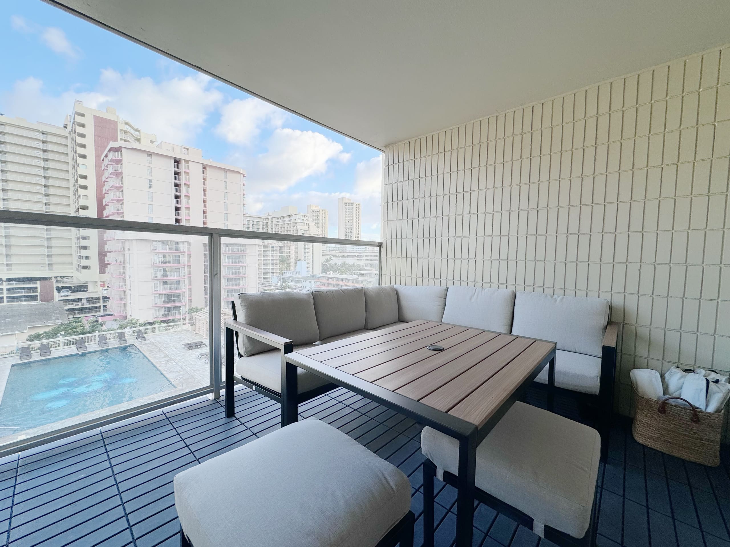 Modern Boutique-Central Waikiki Studio-Pool View - Image 33