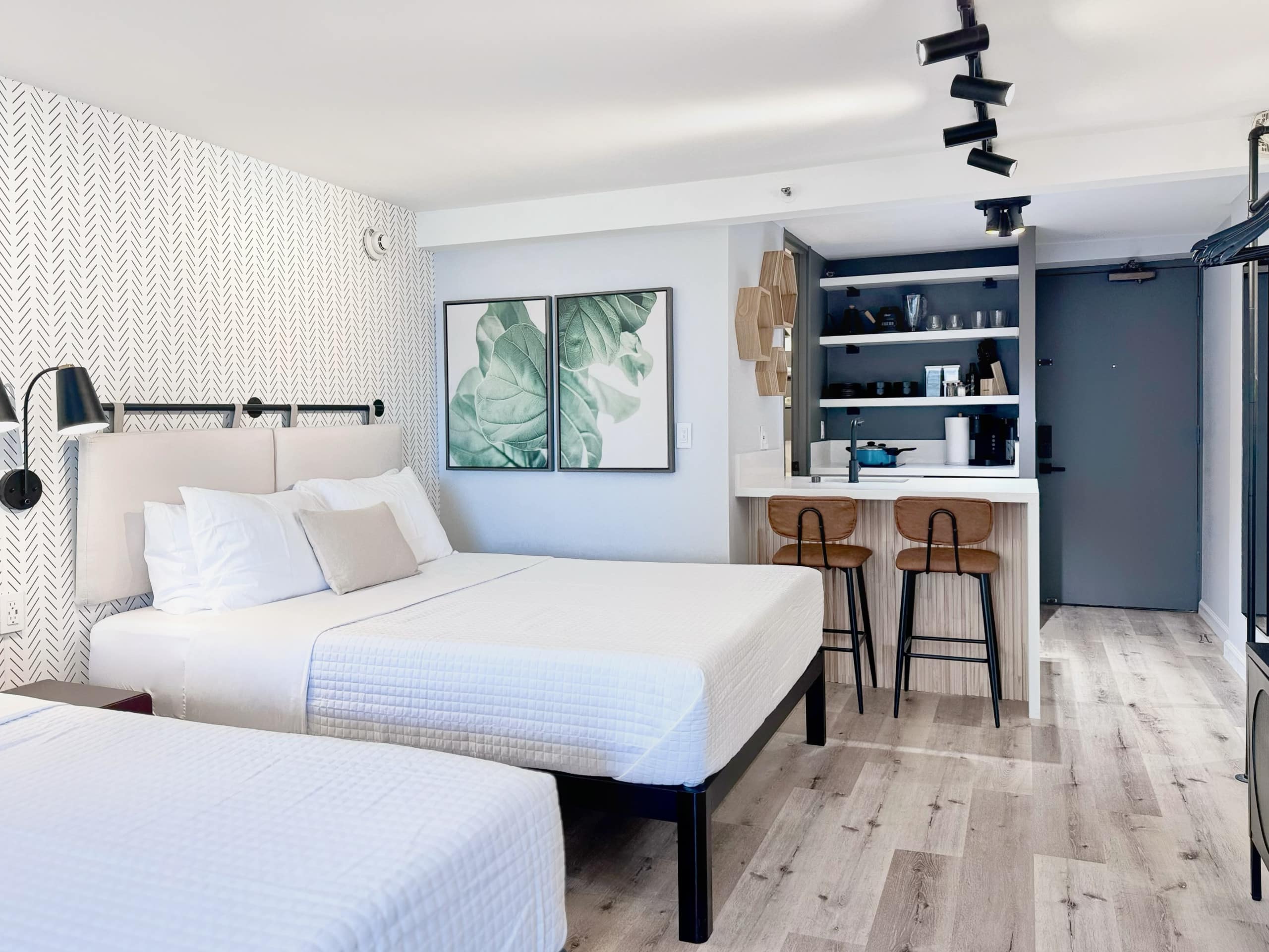 Modern Boutique-Central Waikiki Studio-Pool View - Image 13