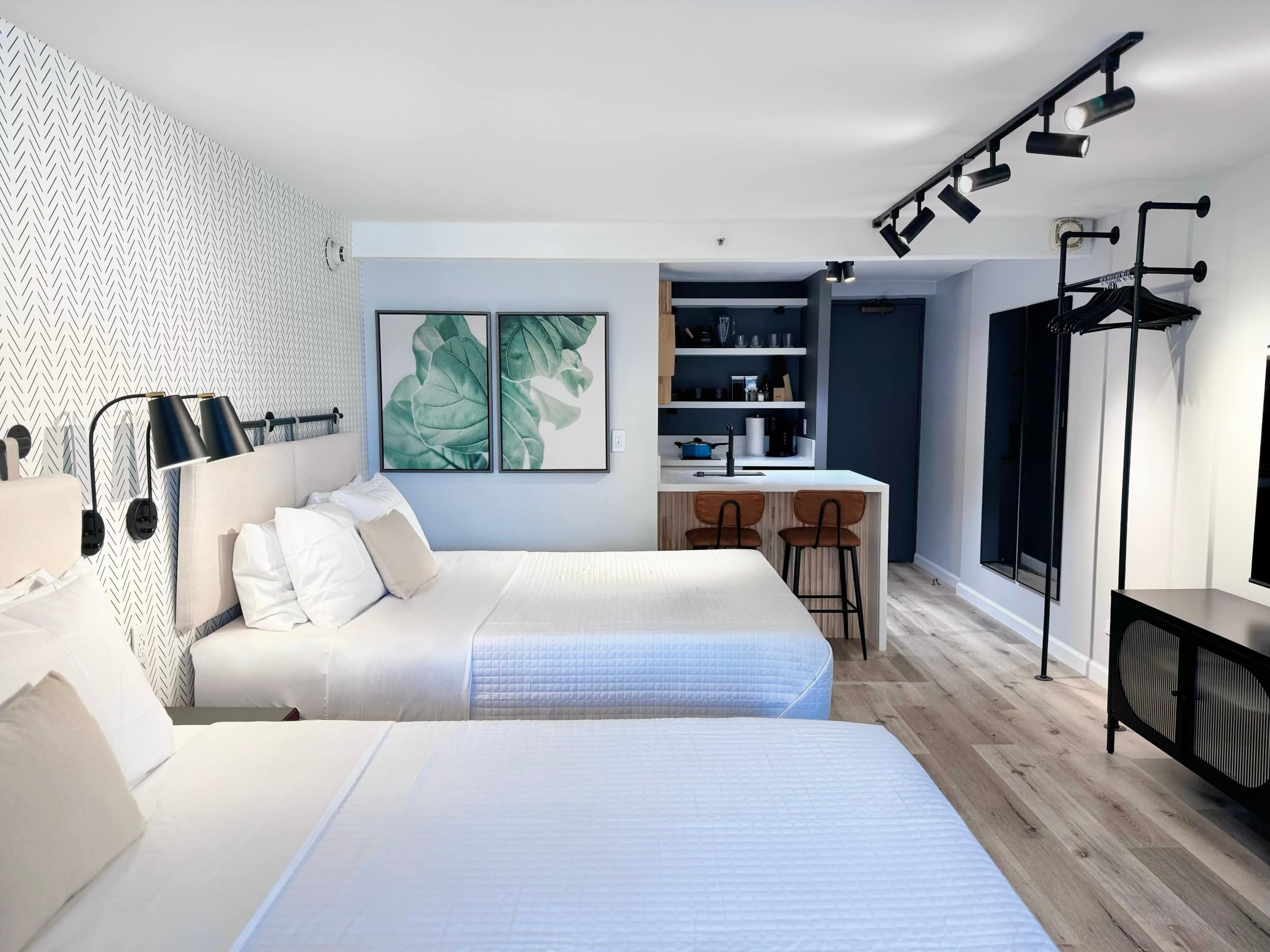 Modern Boutique-Central Waikiki Studio-Pool View - Image 1
