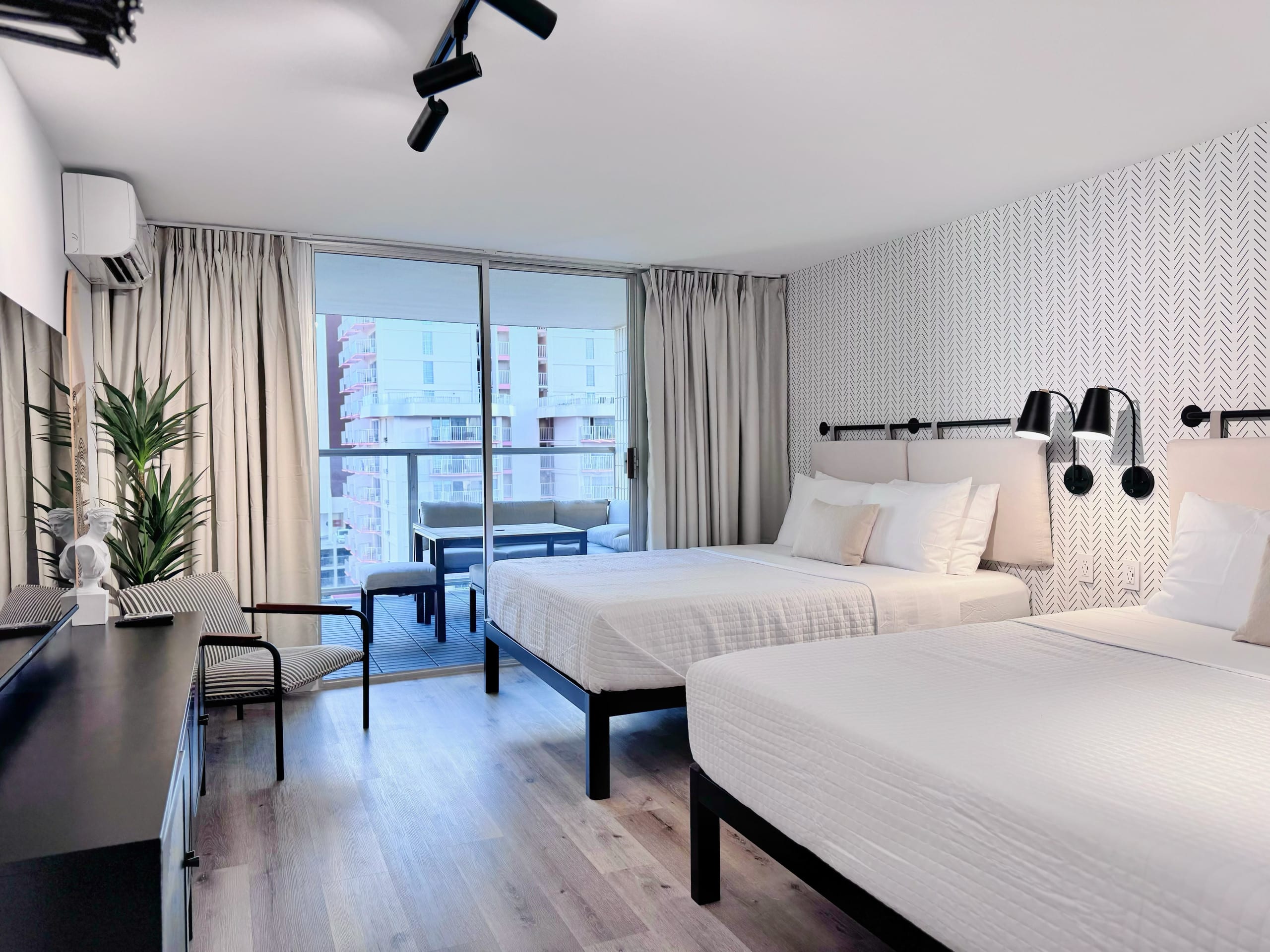 Modern Boutique-Central Waikiki Studio-Pool View - Image 11