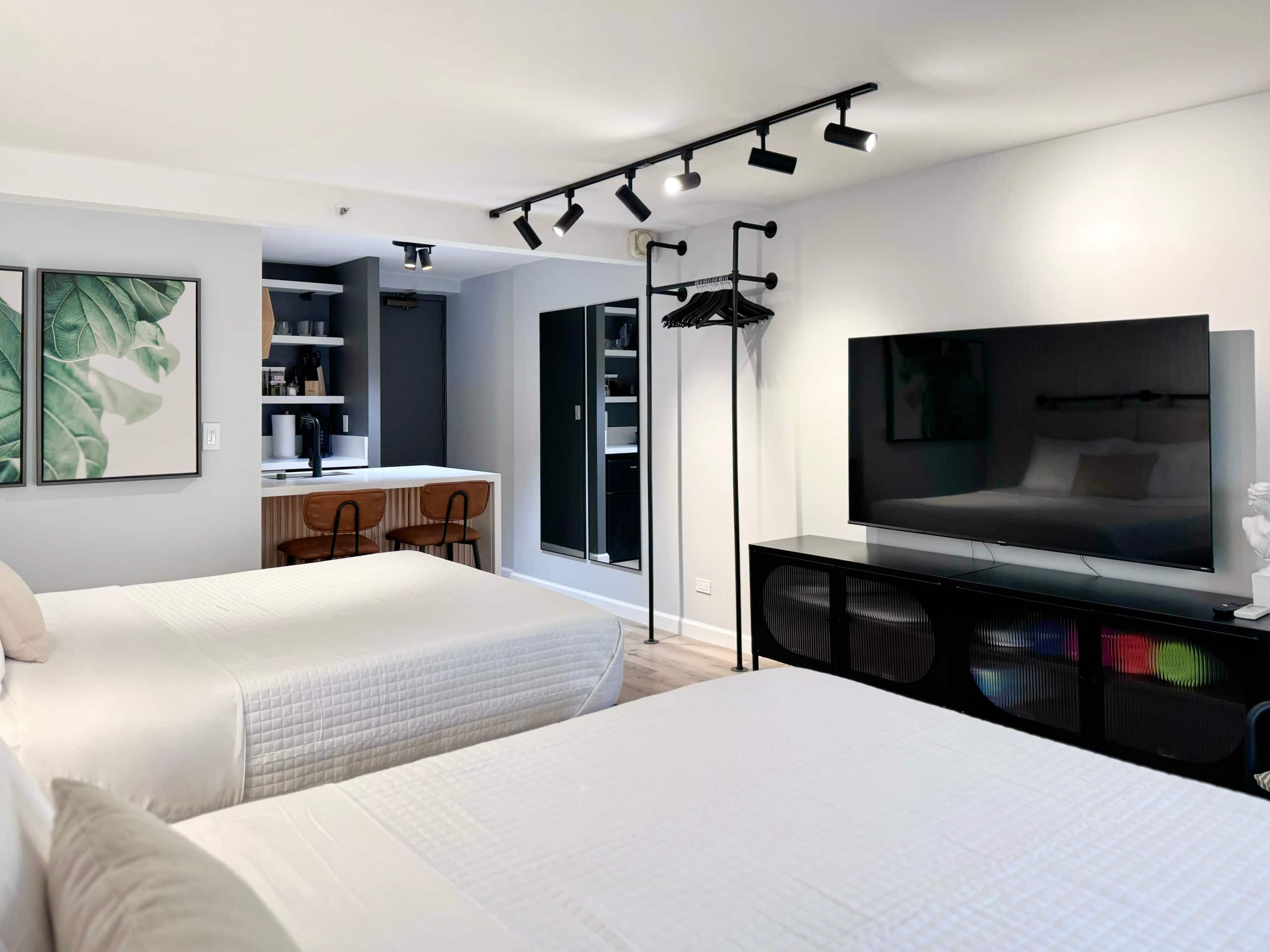 Modern Boutique-Central Waikiki Studio-Pool View - Image 6