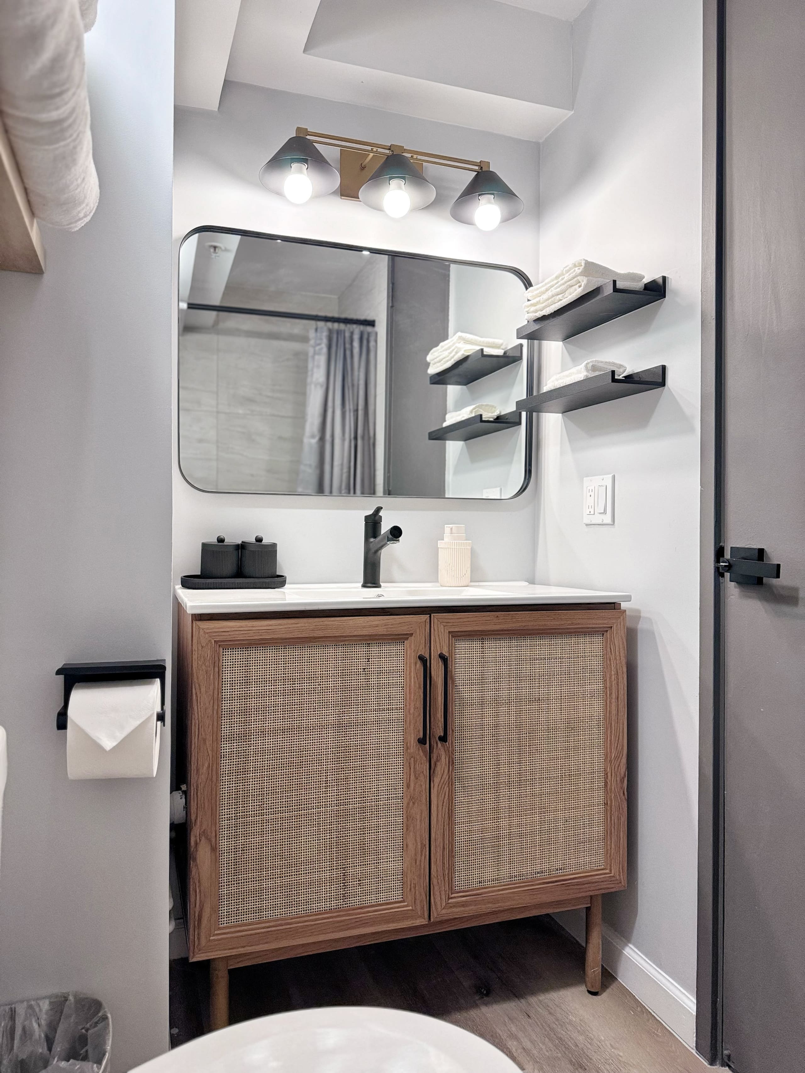 Modern Boutique-Central Waikiki Studio-Pool View - Image 27